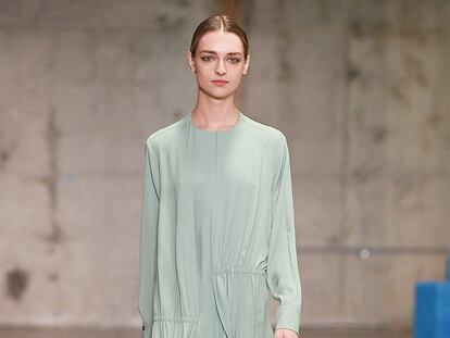 Tibi combina herencia e innovación en una colección joven y ponible plagada de looks working girl