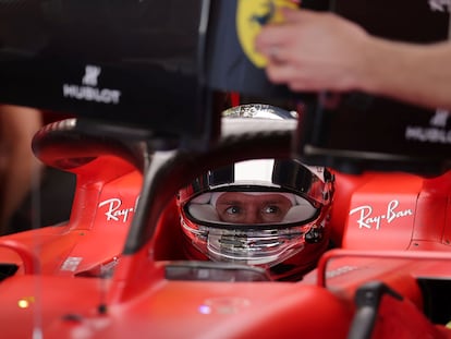 Sebastian Vettel, montado en su monoplaza, en el garaje de Ferrari este sábado.