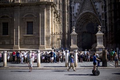 Turistas hacen cola este viernes junto a la Puerta de San Cristóbal para acceder a la Catedral de Sevilla. La visita del presidente ha obligado a cerrar al público este fin de semana tanto el Alcázar como la Catedral y a devolver el importe de las entradas compradas por Internet.