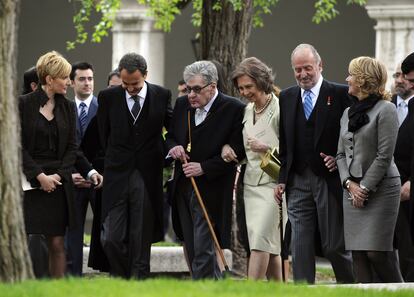 Los Reyes, el presidente del Gobierno y su esposa, Sonsoles espinosa, y la presidenta de la Comunidad de Madrid conversan con José Emilio Pacheco tras el acto de entrega del Premio Cervantes 2009.