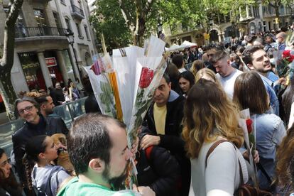 Un hombre con varias rosas durante la celebración de Sant Jordi, en Barcelona.