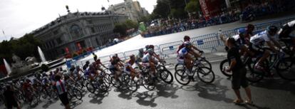 El pelotón, a su paso por la plaza de Cibeles, en Madrid, durante la última etapa de la Vuelta.