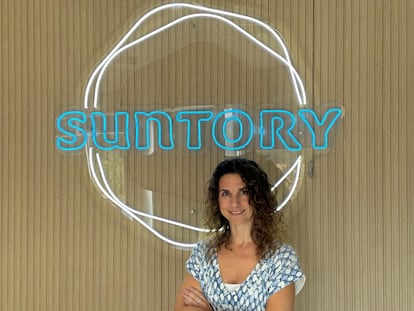 Eva Suárez es la nueva jefa del centro tecnológico de Tordera, la mayor instalación de investigación que tiene el grupo Suntory en Europa. Se unió a la compañía en 2007, en el departamento de operaciones, donde trabajó en planificación de demanda y de producción antes de moverse a ingeniería, como mánager de proyectos durante diez años. Tras ocupar este puesto, en los últimos siete años ha sido mánager del equipo de I+D en Suntory Beverage & Food Spain.