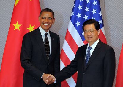 Obama saluda a Jintao durante su encuentro en Seúl, antes de iniciarse la cumbre sobre seguridad nuclear.