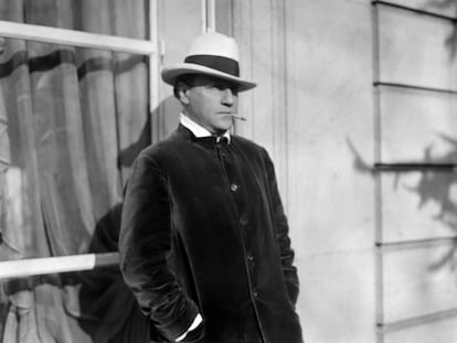 El actor y director Sacha Guitry en París en 1927.
