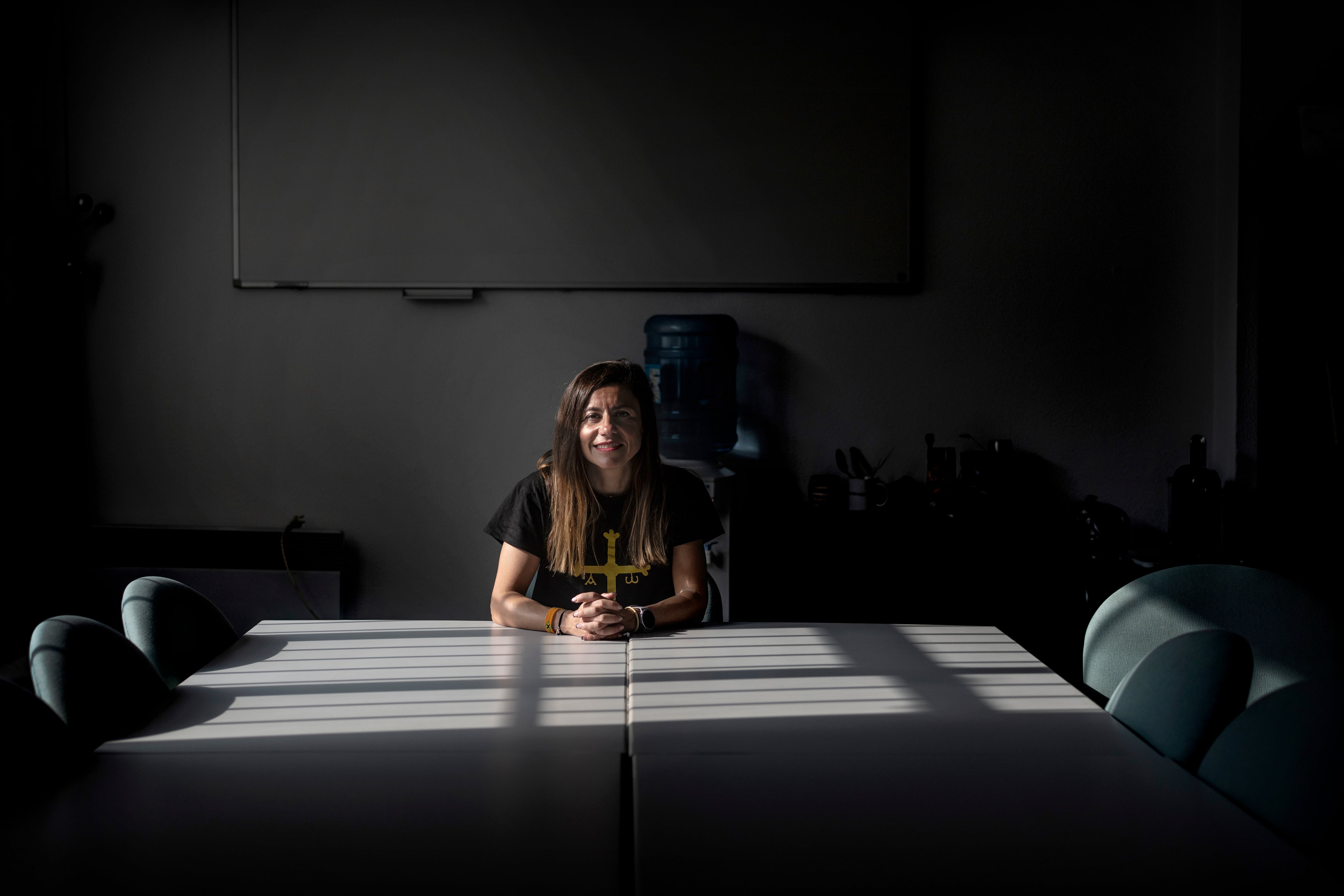 Azucena Fernández, directora del colegio Germán Fernández Ramos de Oviedo, el jueves en la sala de profesores del centro.