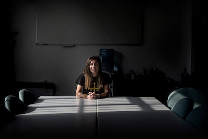 Azucena Fernández, directora del colegio Germán Fernández Ramos de Oviedo, el jueves en la sala de profesores del centro.