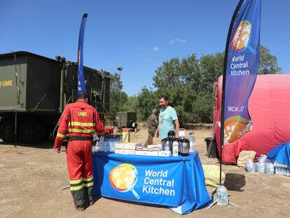 Un puesto de la ONG World Central Kitchen, en la comarca de Tábara (Zamora), que el chef asturiano José Andrés ha enviado al incendio de Losacio (Zamora) para asegurarse de que los que luchan contra el fuego tengan comida caliente y de calidad.