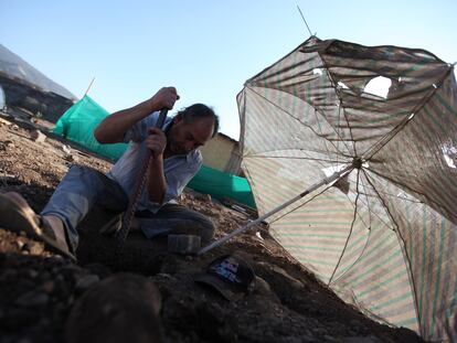 Patricio Vergara, trabajador informal, cava un agujero para construirse una cabaña en un asentamiento urbano sin acceso a agua ni electricidad llamado El sueño de todos, un lugar donde muchas personas que han perdido su empleo por la covid-19 se han instalado. En Santiago de Chile, el 22 de agosto de 2020