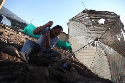 Patricio Vergara, trabajador informal, cava un agujero para construirse una cabaña en un asentamiento urbano sin acceso a agua ni electricidad llamado El sueño de todos, un lugar donde muchas personas que han perdido su empleo por la covid-19 se han instalado. En Santiago de Chile, el 22 de agosto de 2020