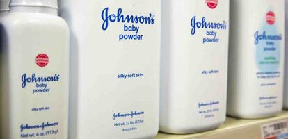 Botes de polvo de talco de Johnson &amp; Johnson.