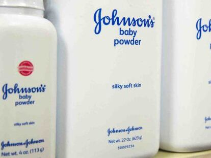 Botes de polvo de talco de Johnson &amp; Johnson.