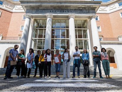 Profesores de la Universidad Complutense de Madrid, frente al Rectorado, antes de entregar las firmas en favor de Palestina, el 10 de mayo de 2024.