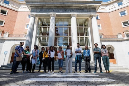 Profesores de la Universidad Complutense de Madrid, frente al Rectorado, antes de entregar las firmas en favor de Palestina, el 10 de mayo de 2024.