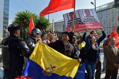 Manifestantes contra el vicepresidente de Ecuador Jorge Glas, investigado por el escándalo Odebrecht.