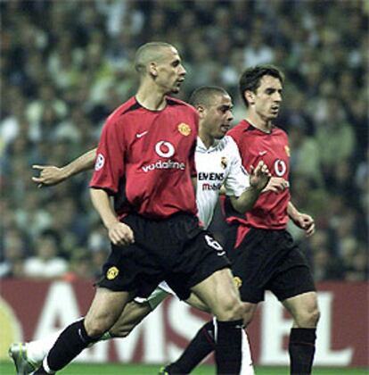 Ronaldo, entre Ferdinand (izquierda) y G. Neville.