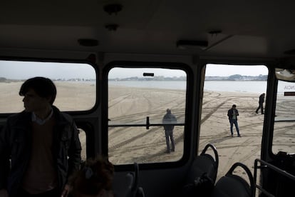 Vista de Sanlúcar de Barrameda (Cádiz) desde la costa de Doñana.