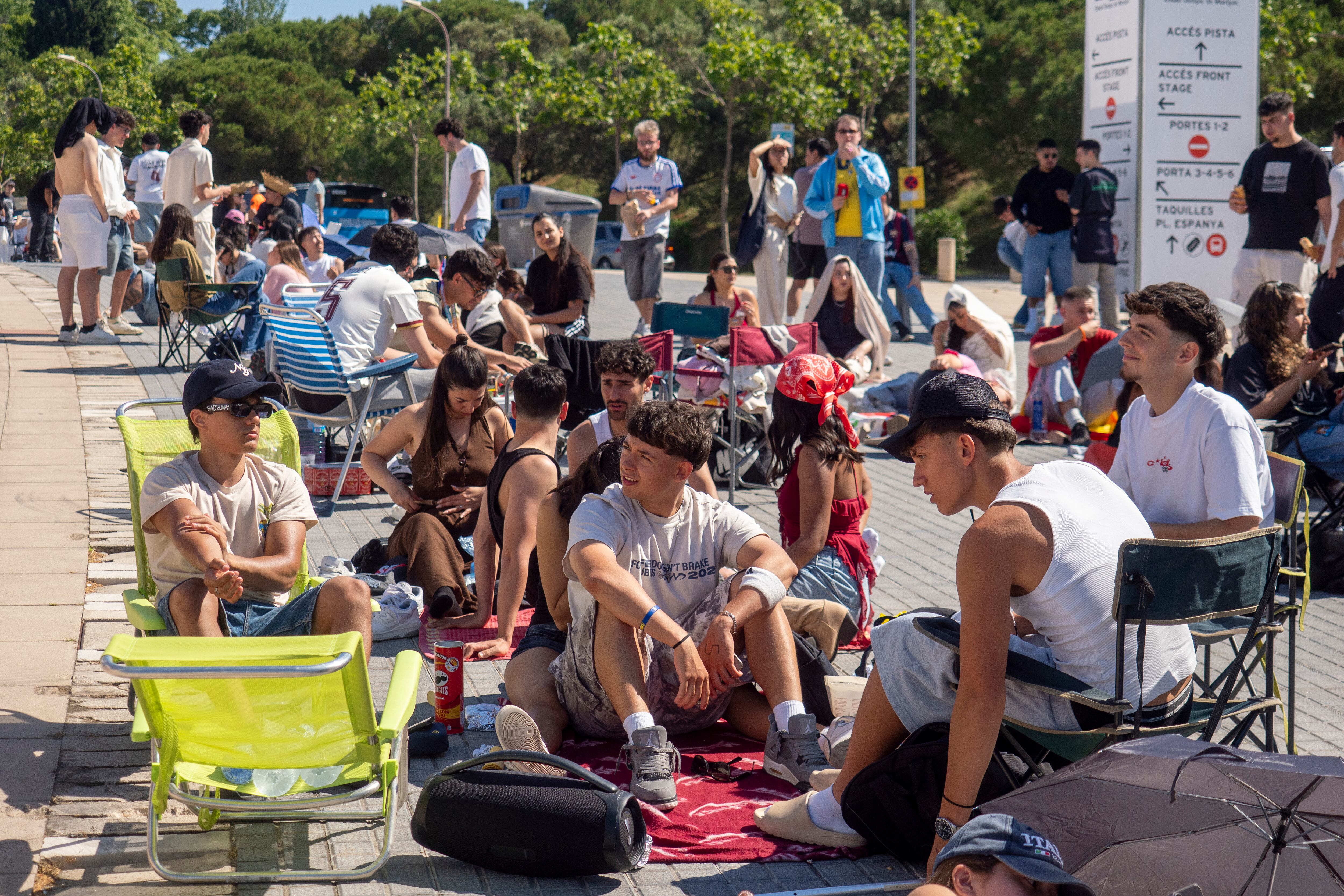 Ambiente previo al concierto de Bad Bunny en el estadi Olimpic Lluís Companys de Barcelona.