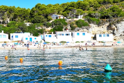 Las casas de pescadores de Cala Portixol, en Xàbia, características por sus puertas y ventanas pintadas de azul.