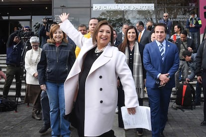 Xóchitl Gálvez en la sede del INE para presentar una denuncia contra la precampaña de Claudia Sheinbaum, el 11 de enero.