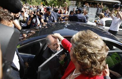 Manuel Vicent, escritor: "Cuando la policía mete esposado en un coche a un sospechoso, siempre le cubre la cabeza para evitar que se autolesione al entrar. El gesto de Rita es ambivalente puesto que también parece que le está trazando en la frente la señal de la cruz como en los miércoles de ceniza".