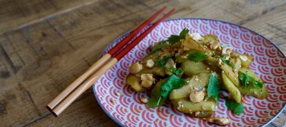 Una ensalada de pepino que tiene oriental hasta el plato