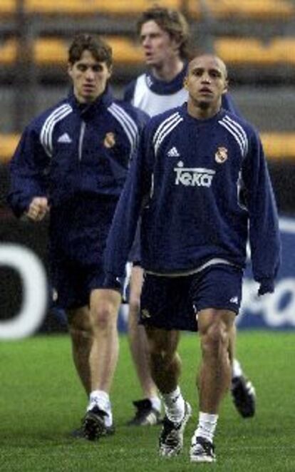 Savio, entre Roberto Carlos y McManaman, en el entrenamiento de ayer.