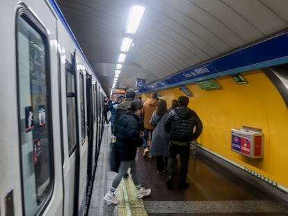 Varios viajeros se bajan de un metro en la estación de Tirso de Molina, el pasado febrero.