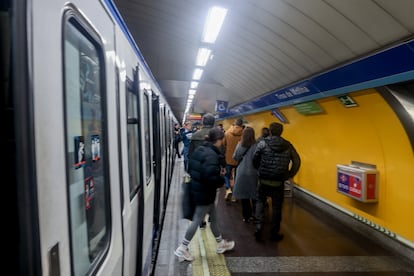 Varios viajeros se bajan de un metro en la estación de Tirso de Molina