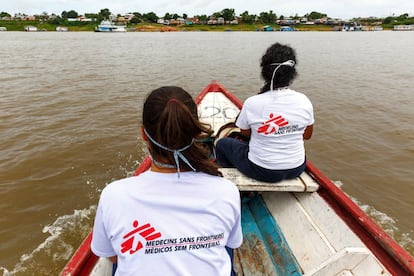 La doctora Ebel Saavedra y la promotora de salud Uliana Esteves cruzan el lago Tefé por embarcación para una actividad de promoción de la salud en el barrio Abial de Tefé, en el estado de Amazonas, Brasil. En 2020, año en el que la pandemia puso a prueba los sistemas sanitarios del mundo, MSF ofreció 9,9 millones de consultas externas, 112.000 por covid-19 y atendió 306.800 partos (incluyendo cesáreas), entre otros servicios. En ocasiones, la población vive muy alejada de los centros de salud, y los sanitarios tienen que ir a su encuentro.