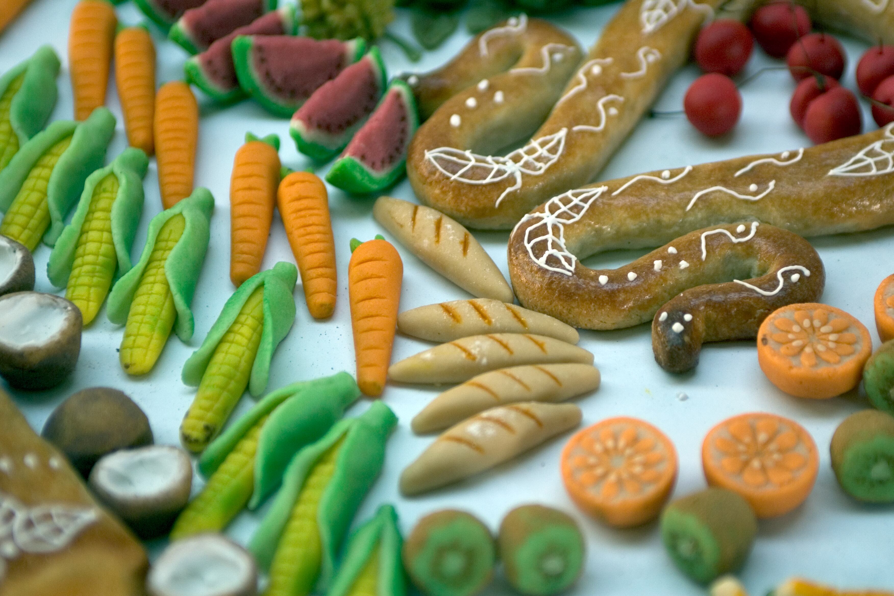 La mocadorà: las frutas y verduras de mazapán con las que los valencianos se declaran su amor cada 9 de octubre