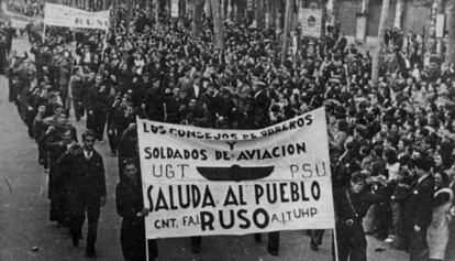 Manifestaci&oacute; d&#039;agra&iuml;ment per l&#039;ajut de l&#039;URSS als republicans catalans el 1936.