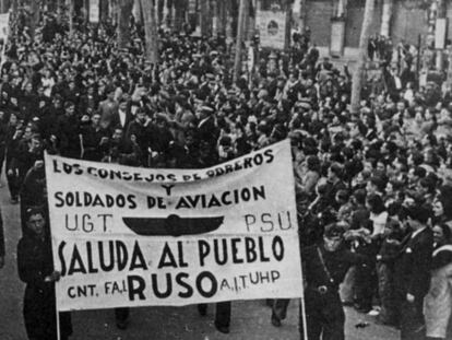 Manifestaci&oacute; d&#039;agra&iuml;ment per l&#039;ajut de l&#039;URSS als republicans catalans el 1936.