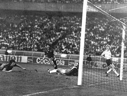 Maceda, en el suelo, marca de cabeza el gol ante Alemania que dio la clasificación a España para la final de 1984.