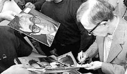 Woody Allen firma autógrafos en Seattle a la salida del club DeMitri's Jazz Alley, tras su actuación.