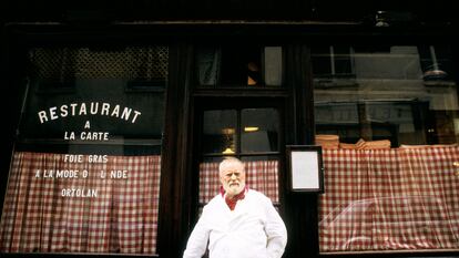 Foto histórica del chef Antoine Magnin, en la puerta del Chez l'Ami Louis, en París, en 1987.