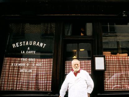 Foto histórica del chef Antoine Magnin, en la puerta del Chez l'Ami Louis, en París, en 1987.