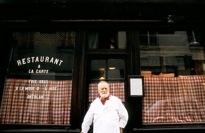 Foto histórica del chef Antoine Magnin, en la puerta del Chez l'Ami Louis, en París, en 1987.