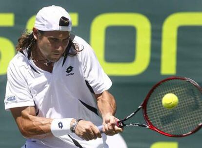 El tenista español David Ferrer golpea la bola durante el partido contra el argentino Juan Mónaco, en el torneo de MiamI.