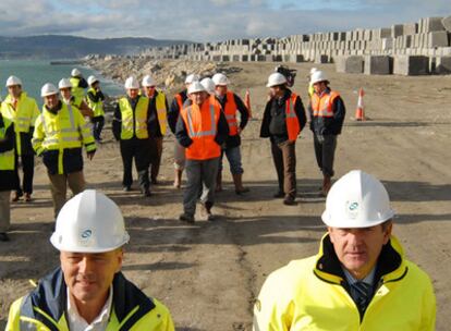 En primer término y de izquierda a derecha, Hernández y Losada, en su visita al dique del puerto exterior dañado por el temporal.