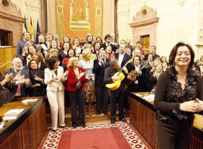En el último pleno de la legislatura en el Parlamento de Andalucía se han aprobado los presupuestos y diputados y personal han cantado villancicos.