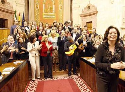 En el último pleno de la legislatura en el Parlamento de Andalucía se han aprobado los presupuestos y diputados y personal han cantado villancicos.