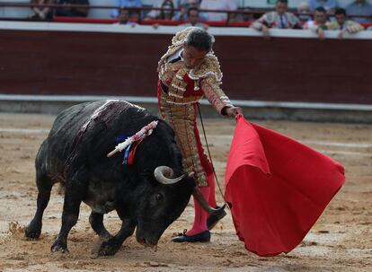 Luis Bolívar torea al natural al primer toro de la tarde.