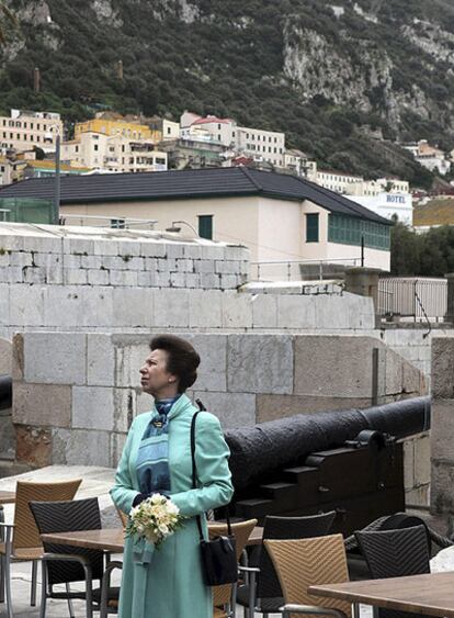 La princesa Ana de Inglaterra contempla una vista (con el Peñón al fondo), durante su visita oficial de tres días a Gibraltar