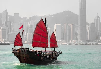 Barco tradicional frente al skyline de Hong Kong