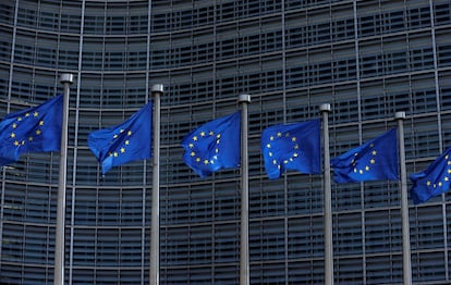 Las banderas de la Unión Europea frente a la sede de la Comisión de la UE en Bruselas, Bélgica.