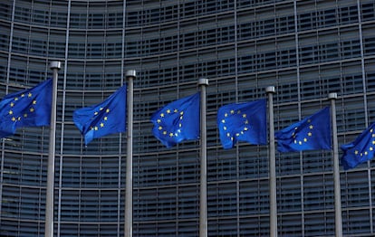 Las banderas de la Unión Europea frente a la sede de la Comisión de la UE en Bruselas, Bélgica. 