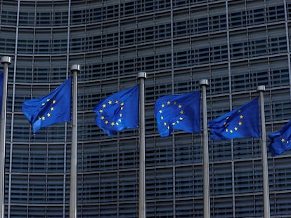 Las banderas de la Unión Europea frente a la sede de la Comisión de la UE en Bruselas, Bélgica. 