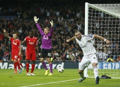 Benzema festeja su gol ante el Liverpool, anoche en el Bernabéu