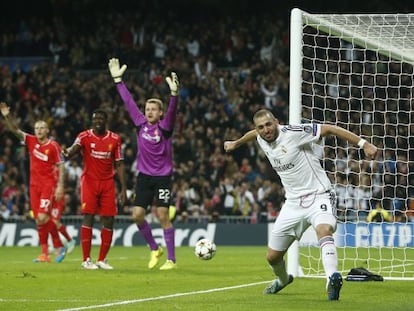 Benzema festeja su gol ante el Liverpool, anoche en el Bernabéu